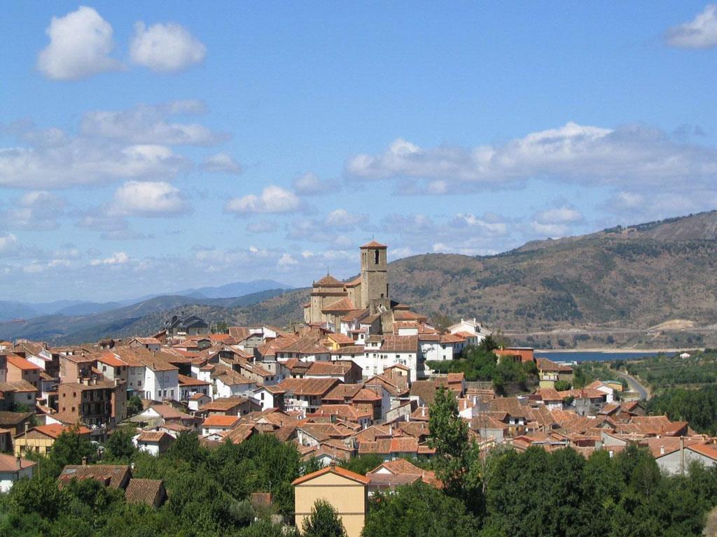 Albergue Turistico Valle Del Ambroz Hervas Bagian luar foto